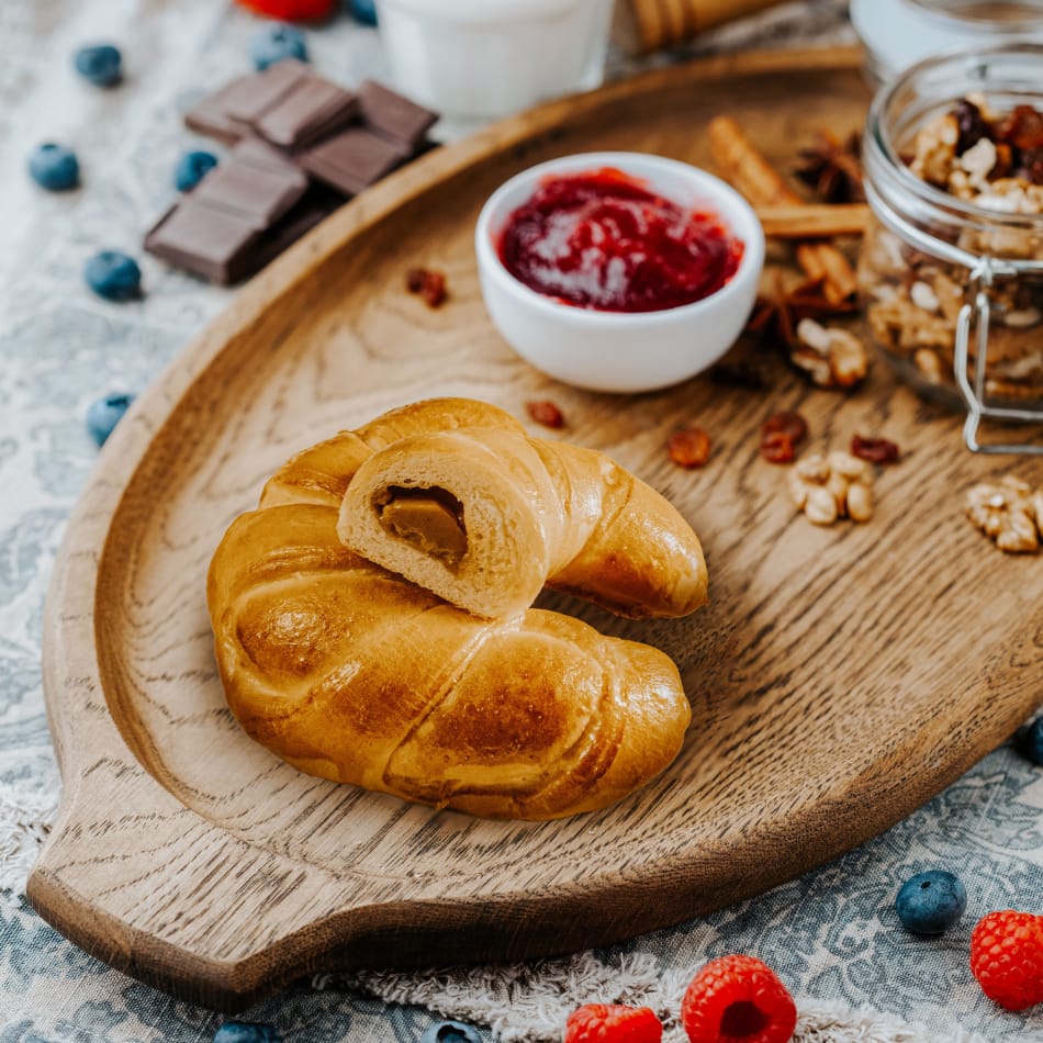 Булочка с вареной сгущенкой 🍽 с доставкой в Москве | ЗА ОБЕ ЩËКИ